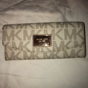 Micheal Kors Slim Flap Wallet